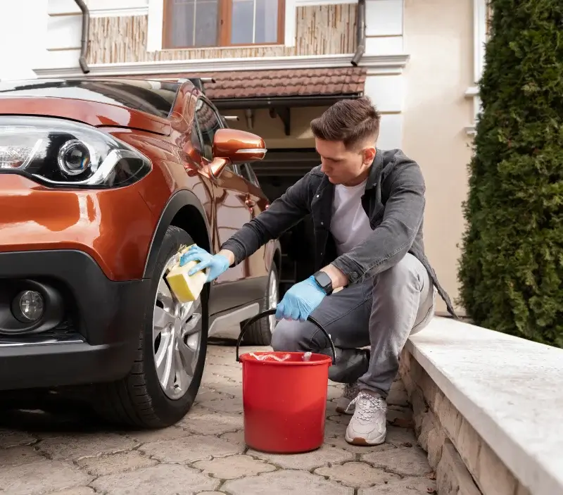 Lavage auto à domicile Langensoultzbach : professionnel intervenant sur un véhicule